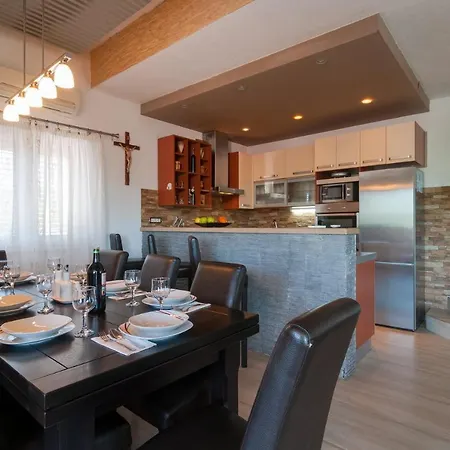 Holiday Mateovi Dvori Holiday home *